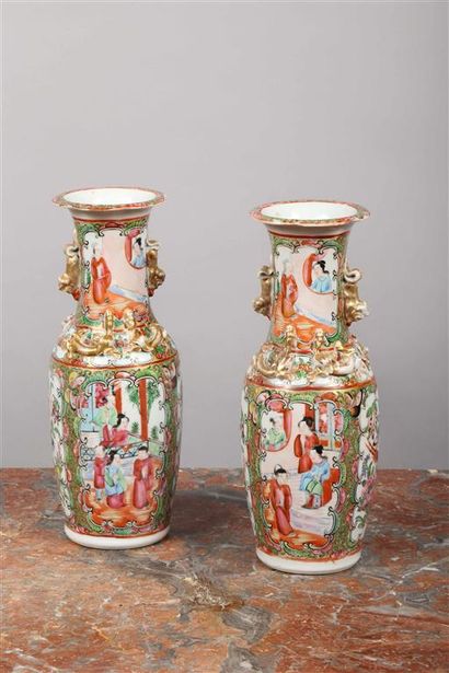 null CHINE (Canton).
Paire de petits vases balustres en porcelaine à décor polychrome...