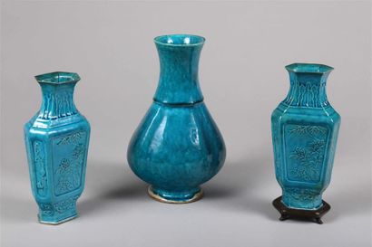 null CHINE.
Paire de vases à pans coupés en porcelaine émaillée bleu turquoise à
décor...