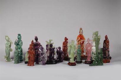 null CHINE.
Lot de vingt-deux sculptures représentant des guanyin, divinités,
dames...