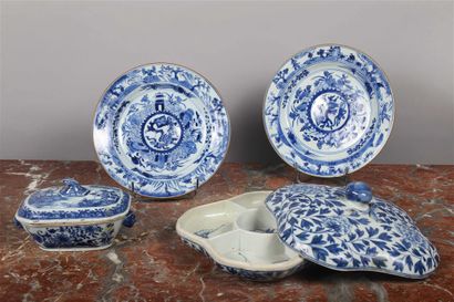 null CHINE.
Paire d'assiettes rondes en porcelaine à décor en camaïeu bleu d'objets
usuels...