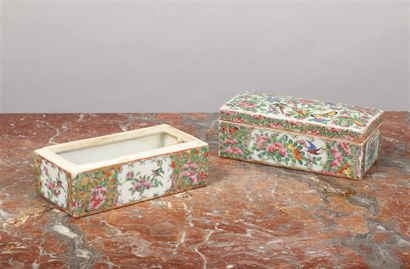 null CHINE (Canton).
Boîte couverte rectangulaire en porcelaine à décor polychrome...
