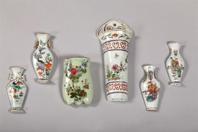 null CHINE.
Deux vases d'applique formant bouquetière à décor polychrome et or
d'oiseaux...