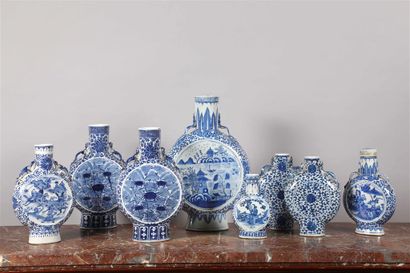 null CHINE.
Paire de vases gourdes en porcelaine à décor en camaïeu bleu de
crabes....