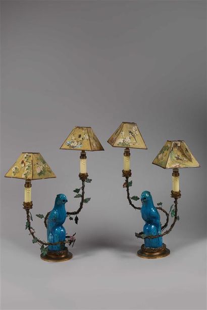 null Paire de perroquets émaillés bleu turquoise, montés en lampe à
deux bras de...