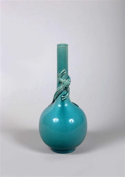 null CHINE.
Petit vase bouteille en porcelaine émaillée bleu turquoise à décor d'un
dragon...