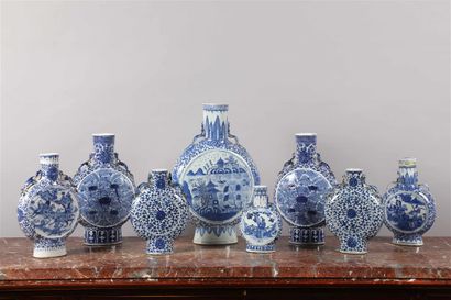 null CHINE.
Important vase gourde en porcelaine à décor en camaïeu bleu de paysages
lacustres...