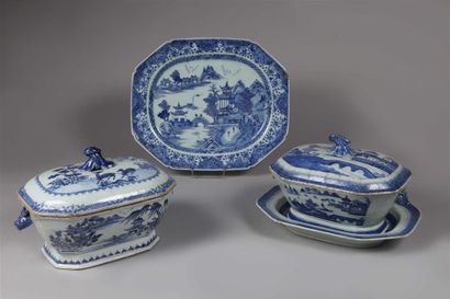 null CHINE (Compagnie des Indes).
Soupière couverte à pans et son présentoir en porcelaine...