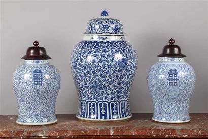 null CHINE.
Paire de vases balustres en porcelaine à décor en camaïeu bleu de rinceaux
et...