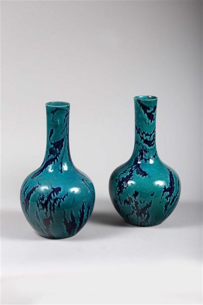 null CHINE.
Paire de vases bouteilles en porcelaine émaillée bleu turquoise flammé
aubergine.
Époque...