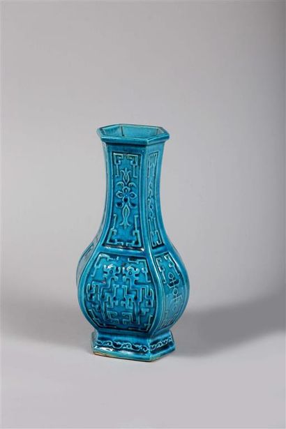 null CHINE.
Vase à pans coupés en porcelaine émaillé bleu turquoise à décor archaïsant.
Marque...