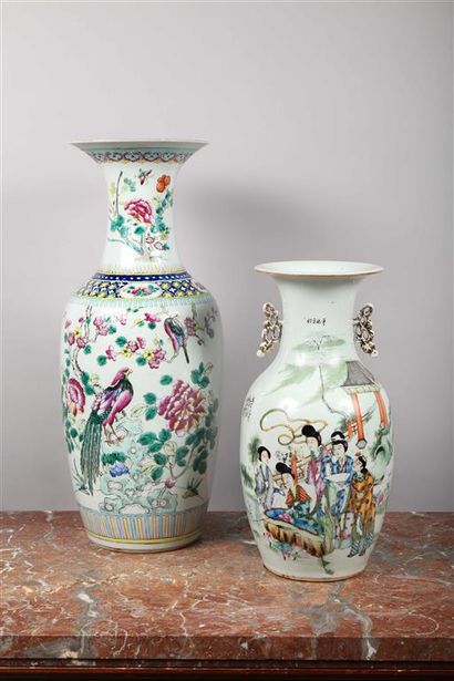 null CHINE.
Deux vases balustres en porcelaine à décor polychrome de fleurs et
oiseaux.
XXe...
