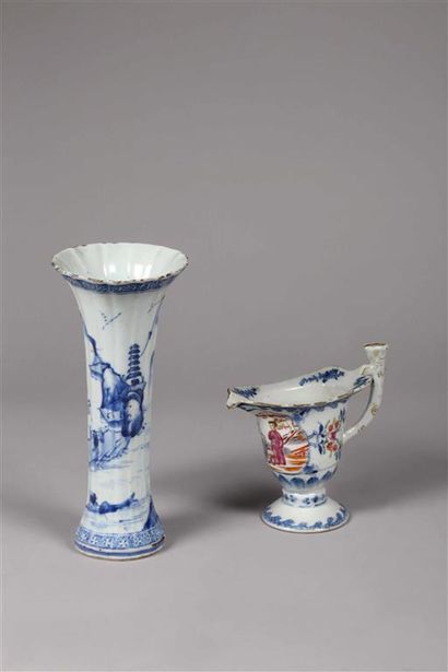 null CHINE.
Vase cornet en porcelaine à décor en camaïeu bleu d'un paysage tournant
au...