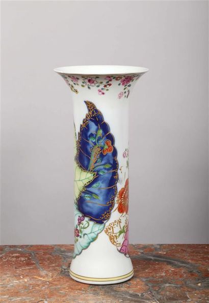 null PORTUGAL (Vista Alègre).
Vase cornet en porcelaine à décor polychrome et or...