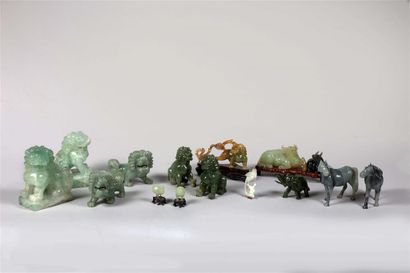 null CHINE.
Lot de dix-sept animaux en pierre dure : serpentine, jade, jadéite,
turquoise...
Travail...
