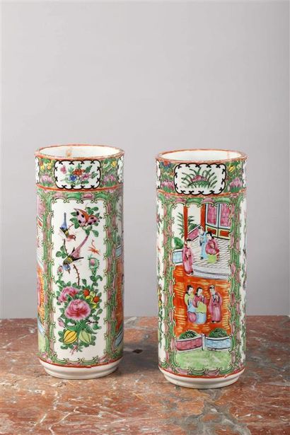 null CHINE (Canton).
Paire de vases rouleaux en porcelaine à décor polychrome et...