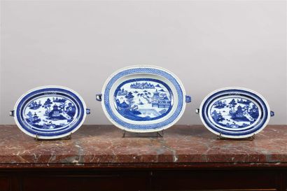  CHINE (Compagnie des Indes). Grand chauffe-plat ovale en porcelaine à décor en camaïeu...