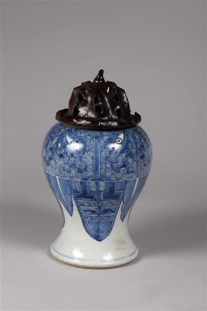  CHINE. Vase balustre en porcelaine à décor en camaïeu bleu de masques de taotie....