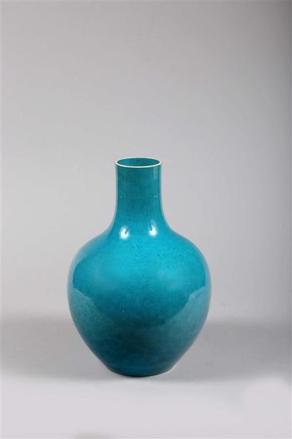 null CHINE.
Vase bouteille en porcelaine émaillée turquoise
Époque XIXe siècle.
H....