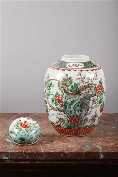 null Important pot à gingembre et son couvercle en porcelaine, à
décor polychrome...