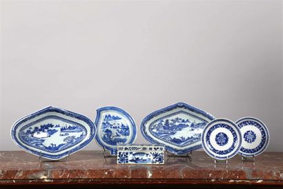  CHINE. Paire de soucoupes en porcelaine à décor en camaïeu bleu de dragons et motifs...
