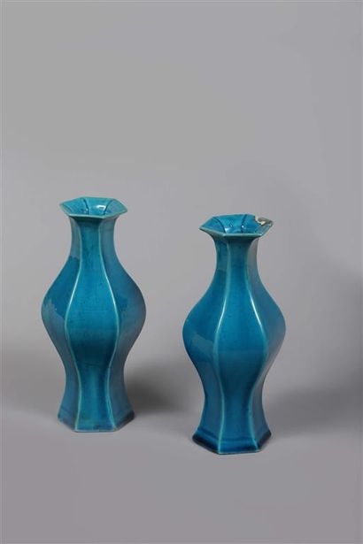 null CHINE.
Paire de vases à pans coupés en porcelaine émaillée bleu turquoise.
Époque...
