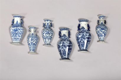 null CHINE.
Six petits vases formant bouquetières d'applique en
porcelaine à décor...