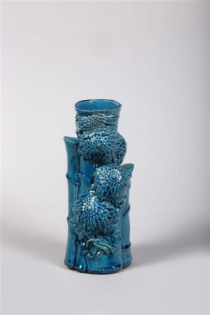 null CHINE.
Vase en forme de bambou et pivoines en porcelaine émaillée bleu turquoise.
Époque...