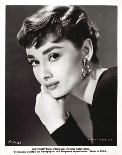 null AUDREY HEPBURN. 2 épreuves gélatino-argentiques noir et blanc d'époque (25x20...