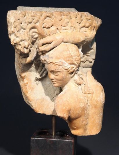  RELIEF sculpté d'une femme de dos, posant sa main droite sur la tête. Au sommet,...