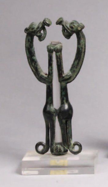  IDOLE représentant deux animaux fabuleux affrontés. Bronze. Louristan, IXe - VIIe...
