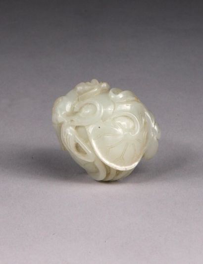 null PETIT PENDENTIF en néphrite blanche sculpté en forme de fleur et bouton de lotus...