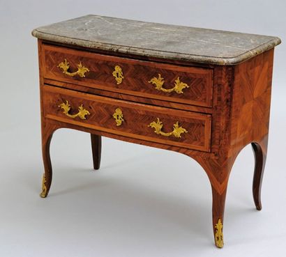 null COMMODE SAUTEUSE en placage de bois de violette disposée en frisage dans des...