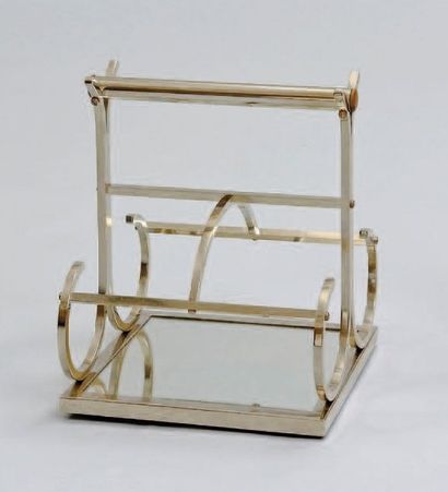 JACQUES ADNET (1900-1984) Porte-bouteilles en métal chromé de section carrée et socle...