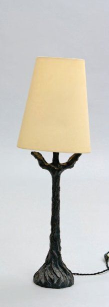 PIERRE VALENTA (NÉ EN 1956) Lampe sculpture en bronze écorché à patine noire, abat-jour...