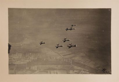 [Aviation]. Album d'avions de l'entre deux-guerres....