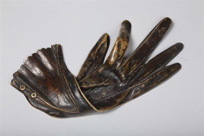 null [Surréalisme]. [BRETON (André)].
Gant de femme reproduit dans Nadja, circa 1900.
Sculpture...