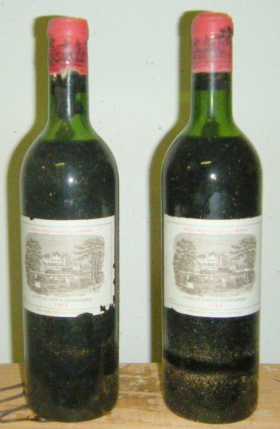 2 bouteilles Mouton-Rothschild 1970, belles étiquettes, niveaux haute épaule