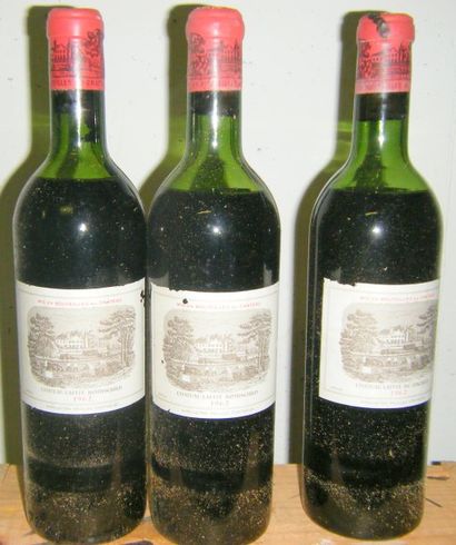 null 2 bouteilles Mouton-Rothschild 1970, belles étiquettes, niveaux mi haute ép...