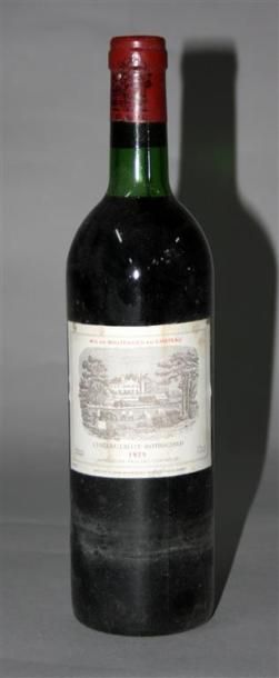 null 1 Bouteille / Château Lafite Rothschild 1er GCC. Pauillac 1975.
Étiquette tachée,...