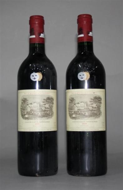 null 2 Bouteilles / Château Lafite Rothschild 1er GCC. Pauillac 1999.
Étiquettes...