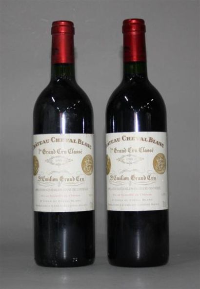 null 2 Bouteilles/ Château Cheval Blanc 1er GCC (A). St. Émilion 1998.
Étiquettes...