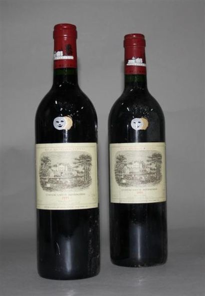 null 2 Bouteilles / Château Lafite Rothschild 1er GCC. Pauillac 1999.
Étiquettes...