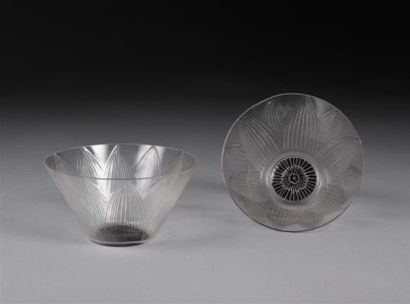 null SUITE DE 6 COUPELLES RINCE-DOIGTS, MODÈLE LOTUS. LALIQUE René (1860-1945).
Verre...