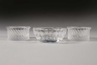 null 2 BOUGEOIRS & 1 CENDRIER. LALIQUE FRANCE.
Ensemble en cristal moulé en partie...