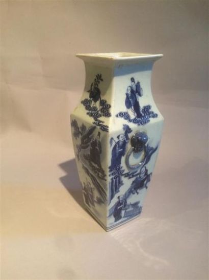 null Un vase porcelaine à décor en bleu et blanc de sage, savant et courtisannes...