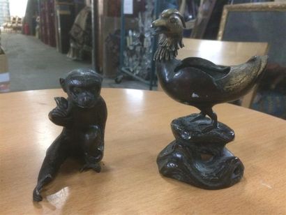 null ASIE DU SUD-EST : 
2 sujets en bronze et singe et oiseau. 
XIX siècle.
H. :...