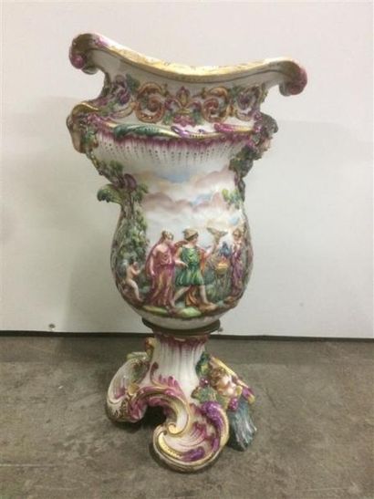 CAPO DI MONTE Vase à décor polychrome illustrant...