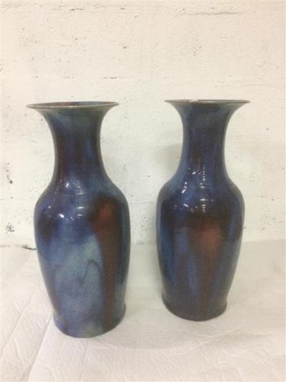 null Trois vases en grès à décor flammé bleu et rouge, marque au cul de deux caractère...