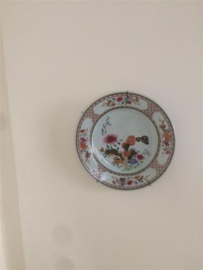 null CHINE (Compagnie des Indes) :
Trois assiettes creuse en porcelaine à décor de...
