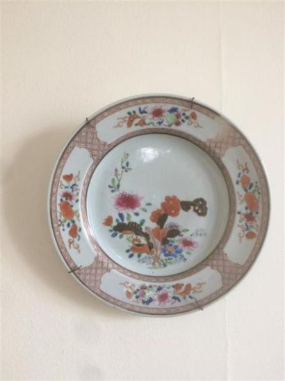 null CHINE (Compagnie des Indes) :
Trois assiettes creuse en porcelaine à décor de...